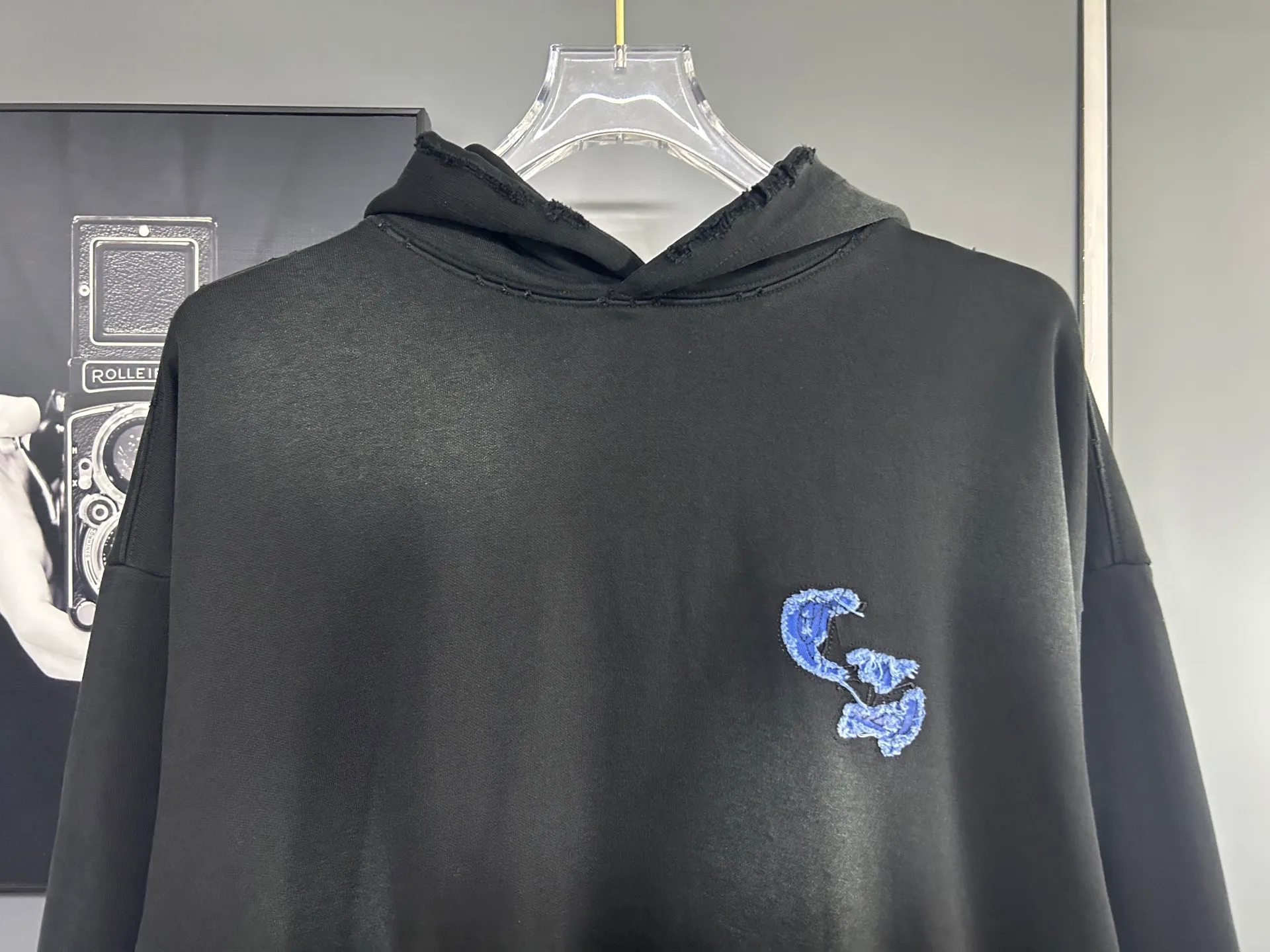 P310 𝗖𝗵𝗿𝗼𝗺𝗲 𝗛𝗲𝗮𝗿𝘁𝘀/Cro Heart 2025 Cross Patch Embroidery Summer New Original Single Counter American Acid Washed Distressed Laser Burnt Patch Embroidery Couple Casual Hooded Sweatshirt 👑The highest version! Customized fabric 440g tripe terry fabric! American acid-washed and distressed original fabric laser burnt ✟appliqué embroidery and exquisite embroidery of letters! The best-selling model at the counter. It is very comfortable to wear. It is low-key yet luxurious. It is very classy when worn. The large size and tailoring are needless to say. The upper body is exquisite and vivid. 👍High-end first-class materials. A truly palace-level product. The cotton from Turkey is of outstanding quality. After heavy washing, the clothes are very soft! Not picky, the upper body is absolutely stylish and extremely luxurious. Auxiliary materials: The original model has been authenticated and labeled ➕100% silk washed with water label. Genuine purchase-grade original hangtag➕matching hanging rope➕3D hanging beads➕original packaging bag. Craftsmanship: The original version has consistent wiring! The highest version of the armhole matching technique! Countless times of pattern making to 100% restore the original appearance! The correct version is the same for men and women, super eye-catching, super good-looking, and super atmospheric! Color: White Black Royal Blue Size, XS S M L